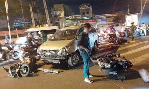 Ô tô lao vun vút tông 10 xe máy chờ đèn đỏ